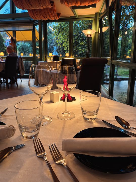 Abendlich gedeckter Tisch im Wintergarten mit Tischlampen