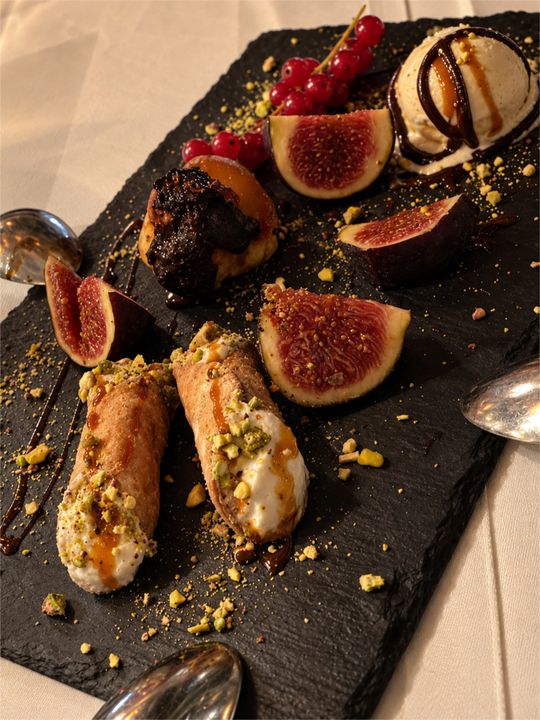 Sizilianische Cannoli mit Pistazien und Feigen