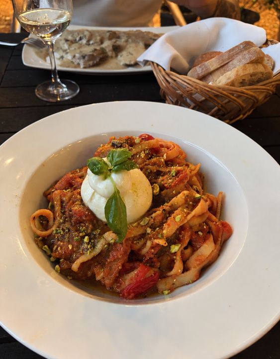 Hausgemachte Tagliatelle mit Burrata