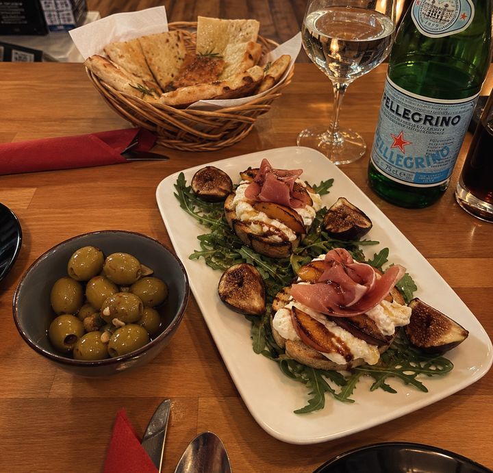 Bruschetta mit Burrata, Parmaschinken und gegrillten Feigen