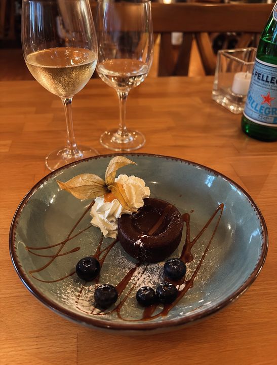 Schokoladentörtchen mit Sahne und Heidelbeeren