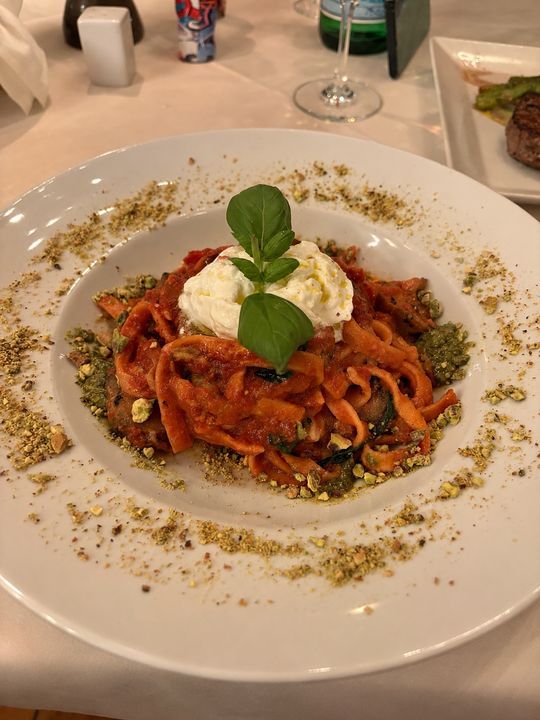 Tagliatelle mit Burrata und Pistazien