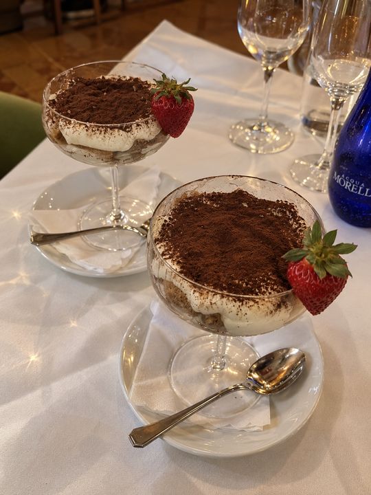 Hausgemachtes Tiramisù mit Erdbeere