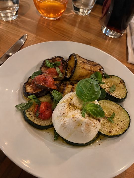 Gegrilltes Gemüse mit Burrata und Basilikum