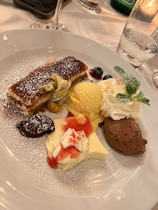 Dessertteller mit Tiramisù, Panna cotta, Mousse und Eis